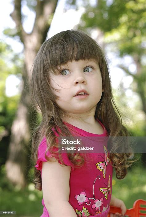 The 여자아이 인물 갈색에 대한 스톡 사진 및 기타 이미지 갈색 곱슬 머리 귀여운 Istock