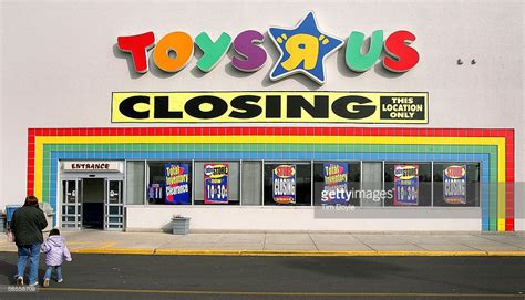 How toys 'r' us neglected the web. Toys "R" Us Shocker: Bankrupt Toy Retailer To Close Up To ...
