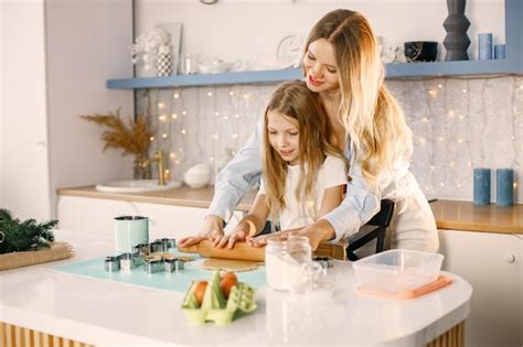 La Madre Y Su Hija Cocinan Galletas De Jengibre Navideñas En La Cocina