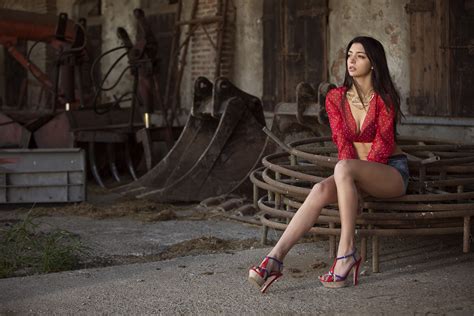 Fondos De Pantalla Mujer Modelo Mirando A Otro Lado Rojo Sentado