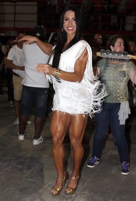 Gracyanne Barbosa exibe pernas supermusculosas e samba no pé Quem