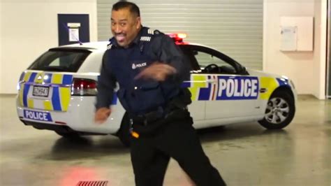 die neuseeländische polizei turnt up