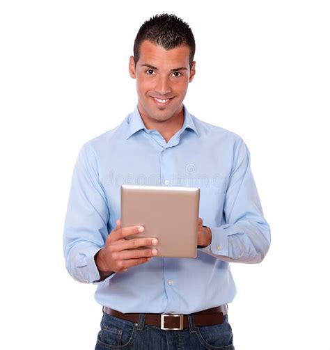 Homem Adulto Lindo Que Usa Seu Pc Da Tabuleta Foto De Stock Imagem De