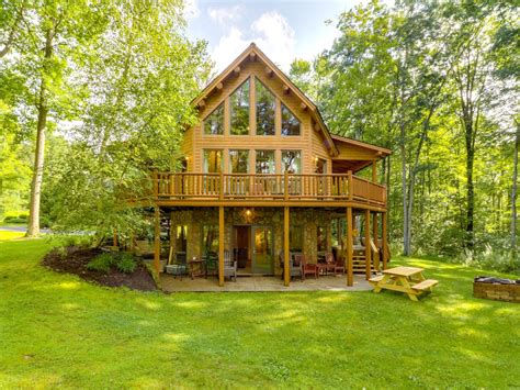 A gorgeous cabin in the woods. Beautiful cabin in the woods w/private hot tub & game room ...