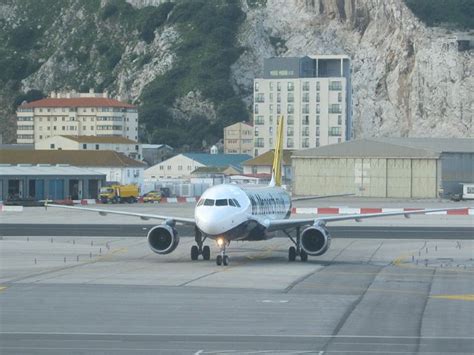 What is the telephone number of gibraltar airport? Top5Media: Top 5 gevaarlijkste vliegvelden