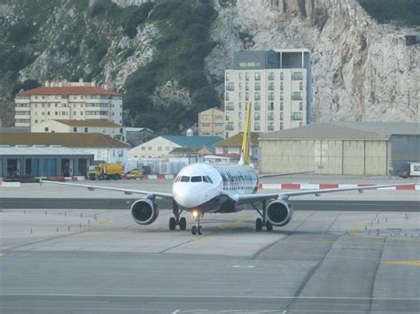 Un documental corto sobre el aeropuerto de. Top5Media: Top 5 gevaarlijkste vliegvelden