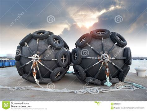 Un fiore d'oppio in porcellana e roccia. La Boa Di Gomma Del Galleggiante Di Grande Protezione ...