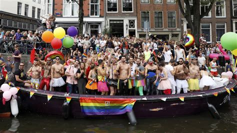 canal parade in amsterdamse grachten in volle gang