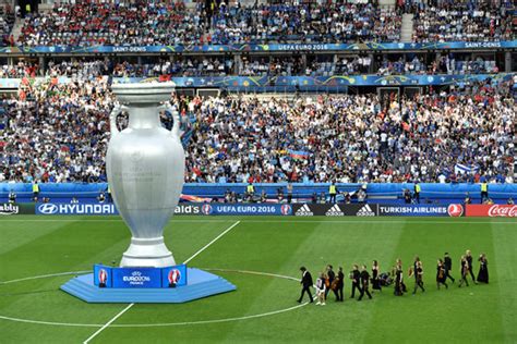 Schwärme von motten haben am sonntag das finale der europameisterschaft zwischen frankreich und portugal begleitet. EM 2024