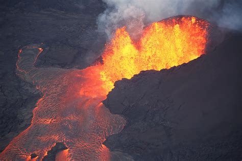 Video Watch Hawaii Volcanos Ongoing Eruption Area On Red Alert Ibtimes