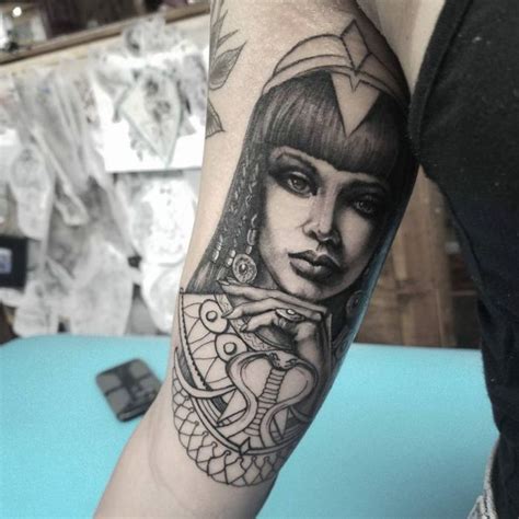 Los jeroglíficos son los diseños de los antiguos egipcios desarrollaron símbolos y dibujos muy detallados que contenían significados importantes para ellos, porque describían de algún. 1001 + ideas de tatuajes egipcios en bonitas imagines ...