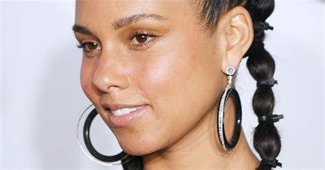Alicia Keys Went Makeup Free At The 2018 Grammy Awards