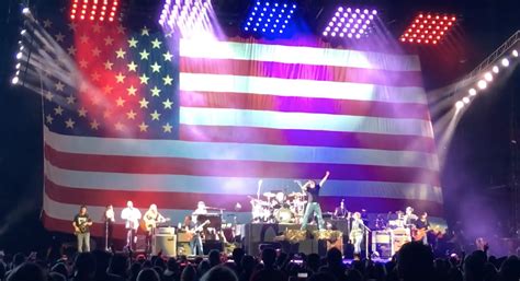 Kid Rock Yells F Colin Kaepernick Mid Song At His Concert Crowd