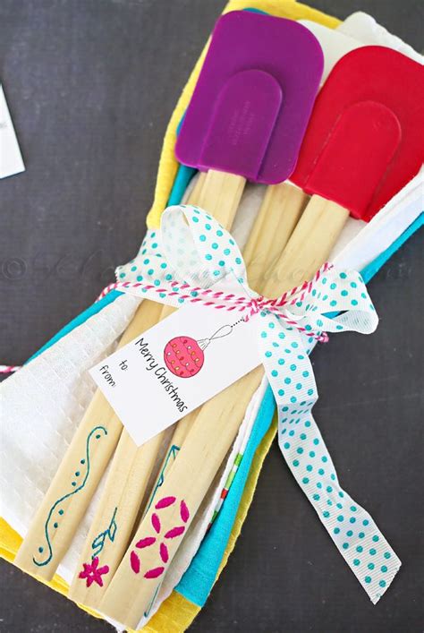 If you are looking for that perfect gift for a mom to shower her with love, here are some recommendations for personalized mother's day gifts that will melt her heart. Personalized Spatulas | Easy homemade gifts, Homemade ...