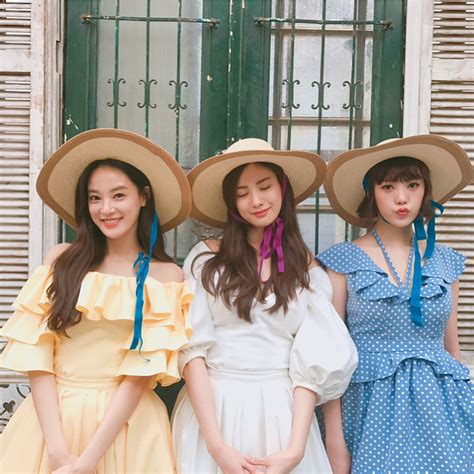7일 새벽 이주연은 자신의 인스타그램에 잠이 안와서 옛사진 굿밤이라는 글과 함께 한 장의 사진을 게재했다. 애프터스쿨 이주연 나나 리지 최근 : 네모판