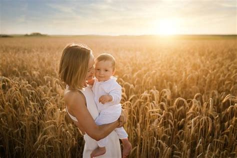 Madre Con Hijos En Campo De Trigo Banco De Fotos E Imágenes De Stock