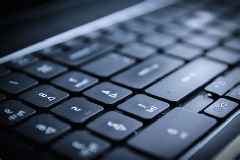 Retirez la mémoire des ports les périphériques usb et les câbles des ports. Comment nettoyer son clavier ? (PC bureau, Ordinateur ...
