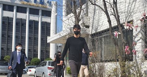 축구선수 기성용(32) 측 법무법인 송상엽 변호사가 건강 문제로 사임한 가운데, 폭로자 측 법무법인 현의 박지훈 변호사가 송 변호사가 나를 찾아와 무릎을 꿇고 사죄한다는 말을 57차례 반복했다고 밝혔다. 단독'후배 성폭행 의혹' 기성용 측 변호사, 돌연 사임 의사 표명