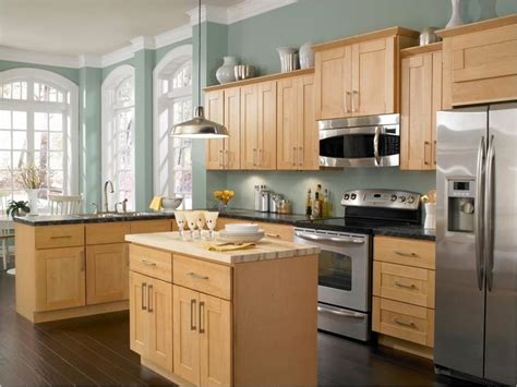 Kitchen With Maple Cabinets Color Ideas 4 In 2020 Maple Kitchen