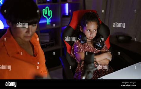 le duo mère fille streamer stressé en diffusant des jeux vidéo dans la salle de jeu mettant en