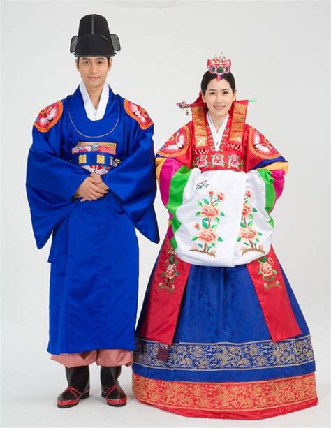 Le Hanbok Habit Traditionnel Des Coréens Costume Traditionnel Coréen Mariage Coréen Robe
