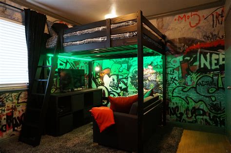 Loft Bed And Graffiti Walls インテリア 収納 ロフトベッド 部屋
