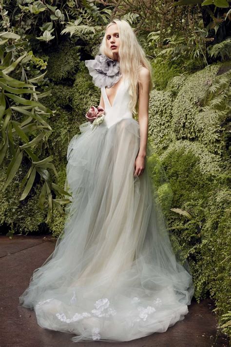 The newest wedding dress trends for 2020 are turning heads and shaking up the fashion industry. Vera Wang Bridal Spring 2020 Wedding Dresses | Fashion ...