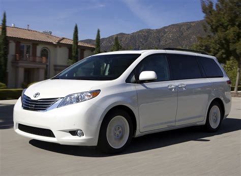 2013 Toyota Sienna Ditches Pointless Four Cylinder