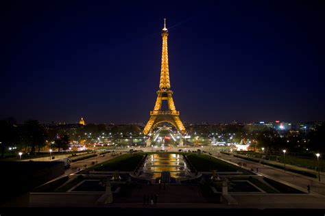 Grabbing tickets for the eiffel tower at night is a simple affair. Эйфелева башня, ночное фото - обои для рабочего стола ...