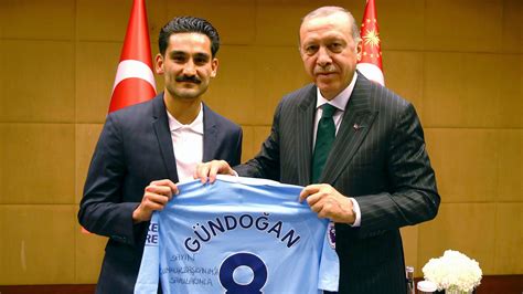 Manchester city teknik direktörü guardiola: Ilkay Gündogan äußert sich zu Erdogan-Bild: "Geste der ...