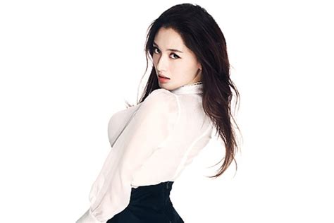 Tuy nhiên, sau đó, anh quyết định không theo đuổi sự nghiệp đóng phim nữa và chọn. Rainbow's Jaekyung to Join Han Ye Seul and Sung Joon in ...
