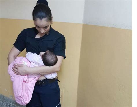Una Oficial De Policía Amamanta A Un Bebé Al Que Su Madre Se Negaba A