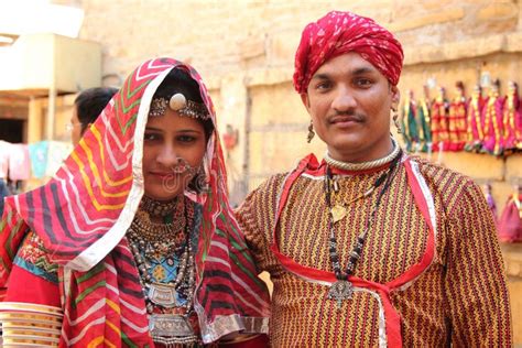 Pares De Rajasthani Vestidos Acima No Traje Tradicional Foto Editorial