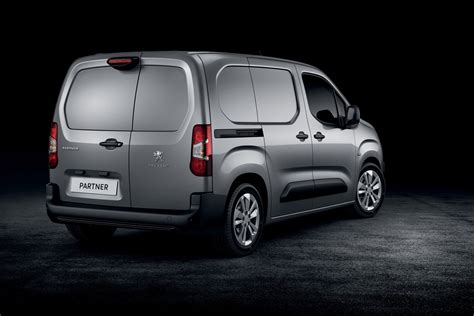 Peugeot Partner 2018 - new small van official pictures, info, tech details and dimensions | Parkers