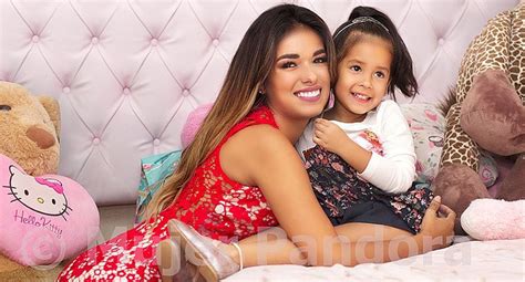Mujer En Exclusiva Shirley Arica Y Su Pequeña Bebé Skylar Posaron