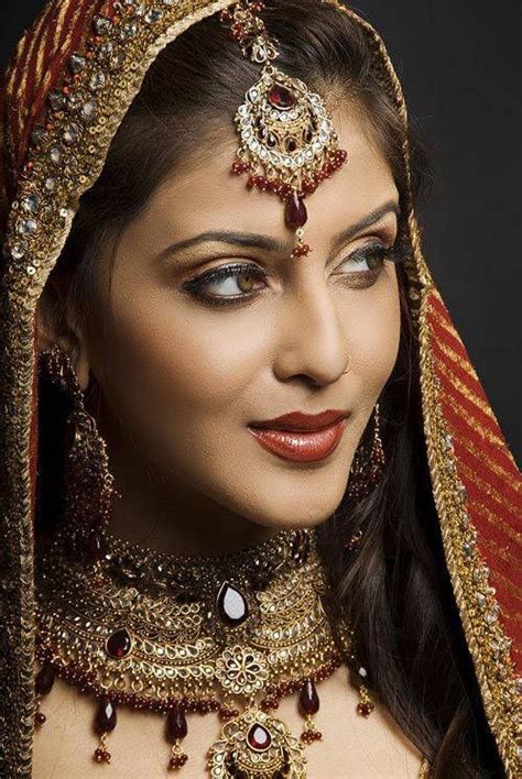 Indian Wedding Makeup Indian Bridal With Makeup And Heavy Jewelry Kotaddu City Bridal Makeup