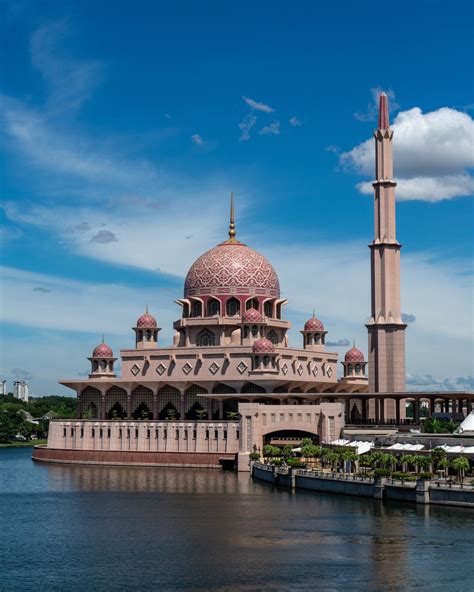 Ini berdasarkan sabda nabi saw: PKPB - Hanya 6 Orang Dibenarkan Berjemaah Di Masjid