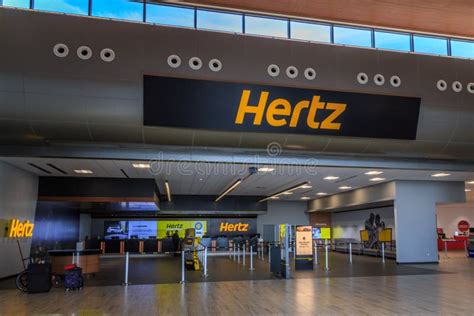 Área De Alquiler De Coches Del Aeropuerto De Hertz Imagen De Archivo
