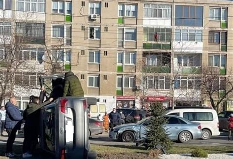 FOTO Accident pe o stradă din Craiova Mașină răsturnată după impactul