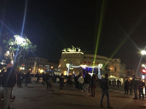 Brindisi Blindato In Piazza A Palermo Folla E Controlli Davanti Al