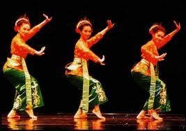 Dan fungsi dari seni ini adalah seni tari yang sebelumnya hanya di gelar di kalangan kerajaan, sudah mulai dimainkan oleh next arcticle —. Tarian Khas Daerah Indonesia | Art World