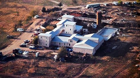 1993 federal agents raid the branch davidian compound in waco texas bowie news