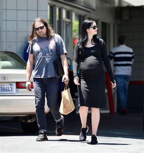 Braless And Pregnant Krysten Ritter Showing Her Delicious Pokies Team Celeb