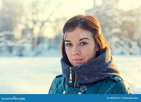 retrato da menina moreno nova no revestimento foto de stock imagem de roupa modelo 36946374