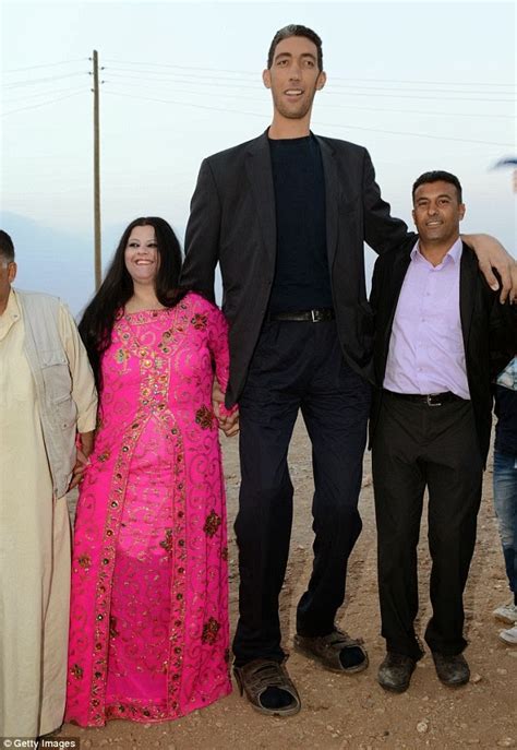 Worlds Tallest Man Foot Sultan Kosen Marries Girlfriend I My Xxx Hot Girl