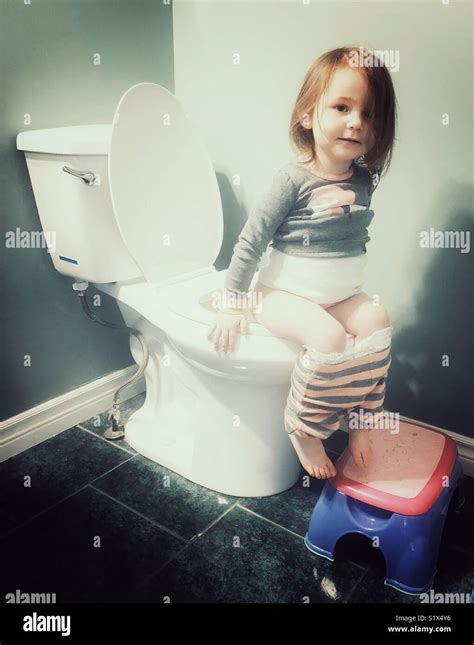 babe girl potty training Banque de photographies et dimages à haute résolution Page Alamy