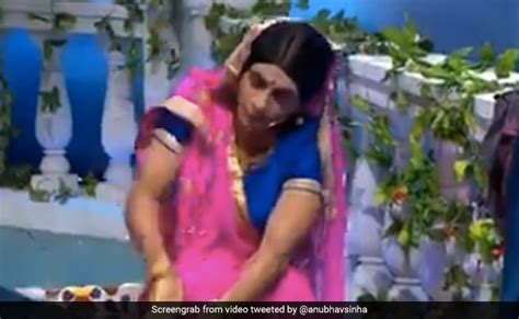 Sunil Grover Becomes Topi Bahu And Wash Laptop Video Viral On Internet टोपी बहू ने थापी से पीट
