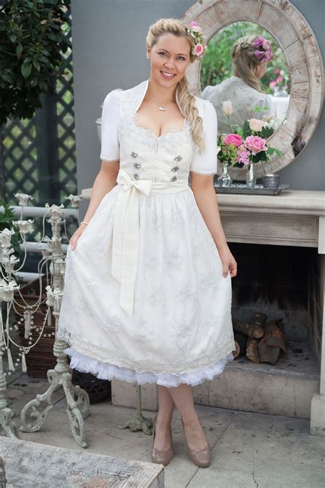 Dazu gehört auch ein brautkleid, das zu ihnen als braut passt und sie zum strahlenden mittelpunkt der feier macht. Pin auf dirndl