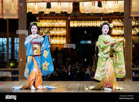 Geisha Show Hi Res Stock Photography And Images Alamy