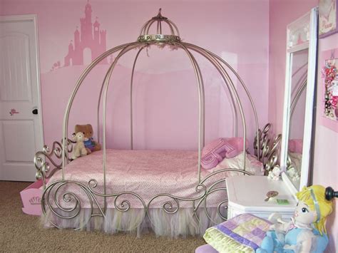 Even though less common, blue can also be a beautiful color choice. 20 little girl's bedroom decorating ideas